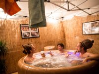 PA 04  Plan-les-Ouates, le 15 août 2014. 8ème édition du Plein-les-Watts Festival consacré au Reggae. Mathias, Solal et Quentin, musiciens de Cedric "Congos" Myton, la tête d'affiche de la soirée, dans le bain à bulle installé en backstage, juste avant le concert.©Pierre Albouy