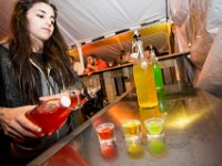 PA 07  Plan-les-Ouates, le 15 août 2014. 8ème édition du Plein-les-Watts Festival consacré au Reggae. Le trio rasta, shots aromatisé servis au Bara'Jah dans des verres en glace.©Pierre Albouy